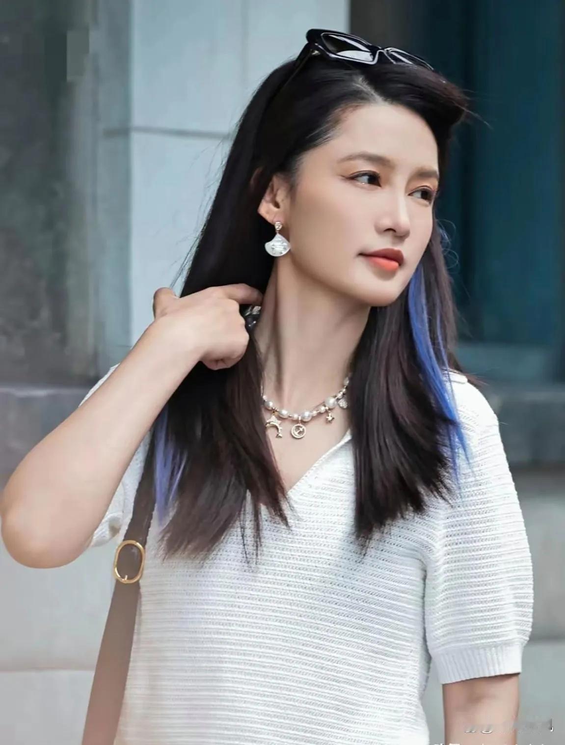 李沁长得好看，穿衣时髦，与众不同的新意高级感李沁白到发光，白针织+钩针渔夫帽