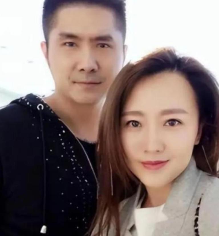 2012年，身价上亿的总裁石磊，送了一辆法拉利来追求潘长江之女潘阳。谁曾想，婚后