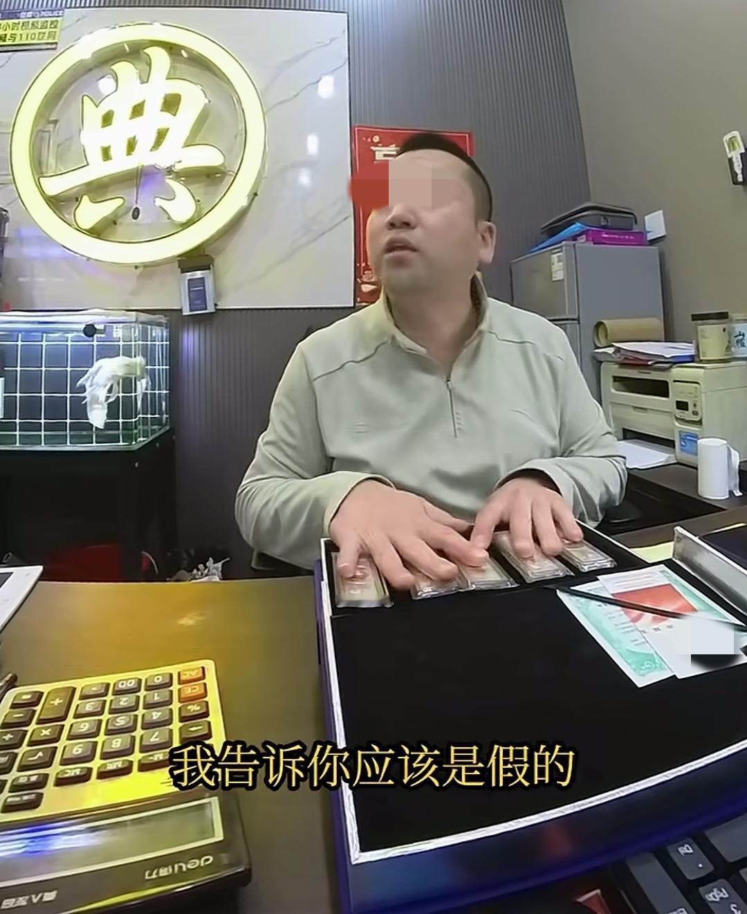 看到银价飙升，女子到回收店，想卖点手中的银条！店主很有经验，告诉她，有个心理