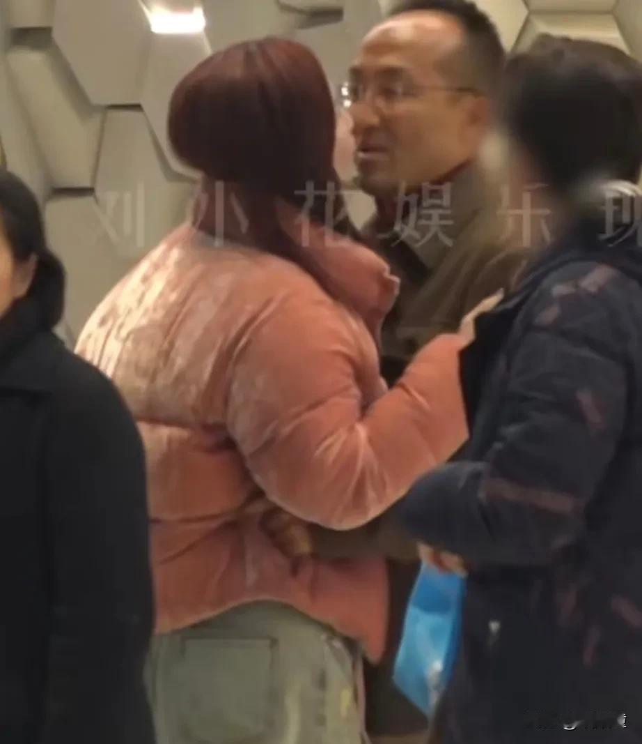 朋友说，张萌特别高明！我不解，她解释到:你看这次她与老公亲吻被拍，整个过程张萌