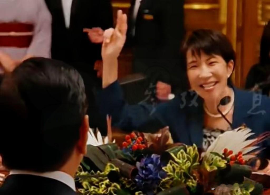 外交变尬演！高市早苗晚宴醉酒唱K，日本网友怒批：国耻级丢人一国首相把外交