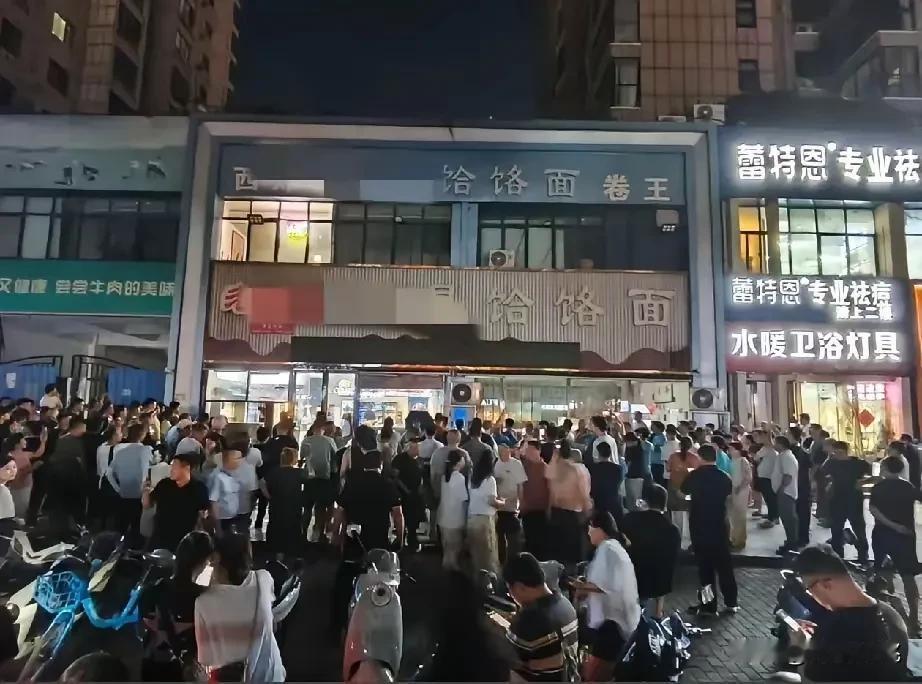 郑州霍记面馆遭万人差评！老板拒续面反被全网怒怼：不倒闭是郑州人的耻辱？