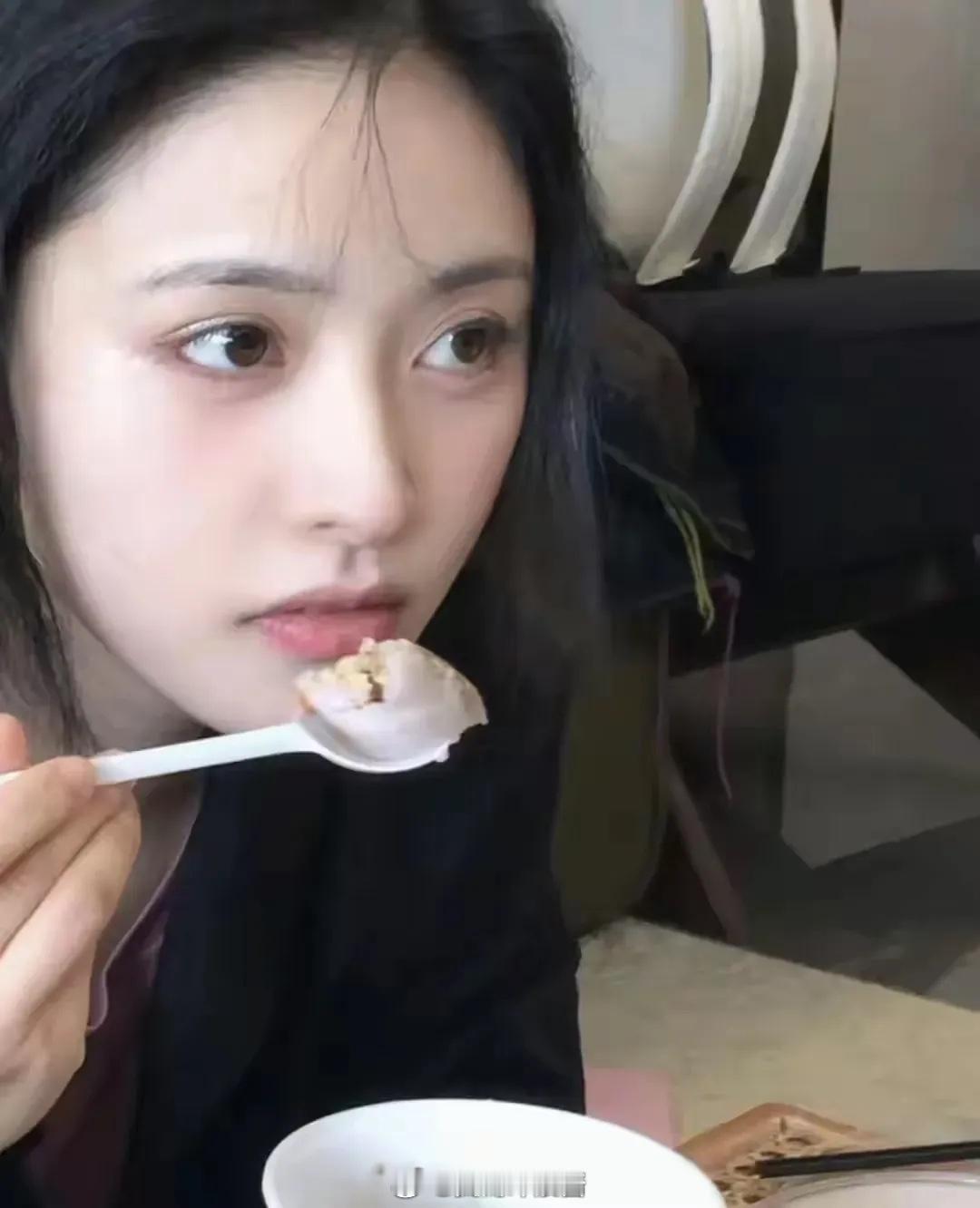 本以为是何炅夸张了，没想到是真的！不知道大家有没有发现，素人越是怼脸越是普通，相