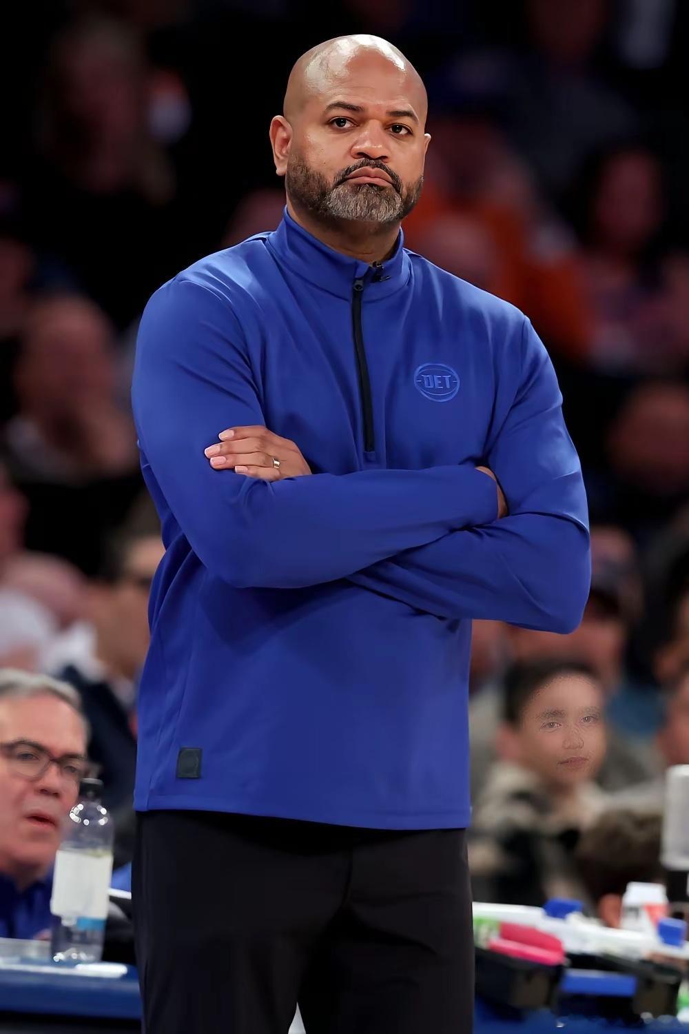 骑士输给了没有防守的公牛队，说明球队已经烂透了。去年拿了64胜18负东部第一是假