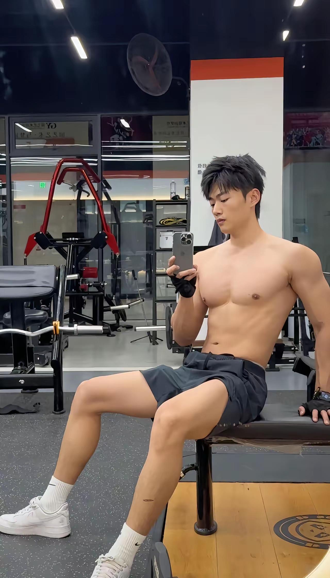 午后的咖啡店门口，阳光刚刚好，风也刚刚好，还有刚刚好的帅哥从眼前经过。简单的白T