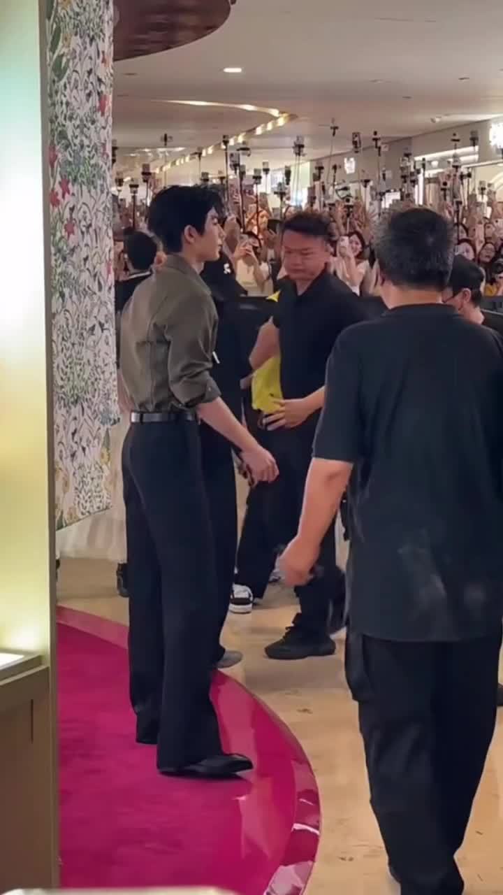 张凌赫宽肩窄腰倒三角张凌赫生图状态堪称完美张凌赫生图状态堪称完美，就这个宽肩