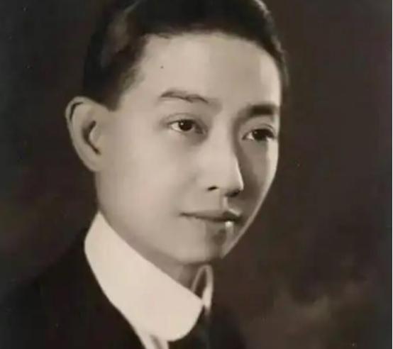 戏子在古代陪侍权贵上床是惯例，像梅兰芳都是被冯耿光，从相光堂子赎出来的，甚至不断