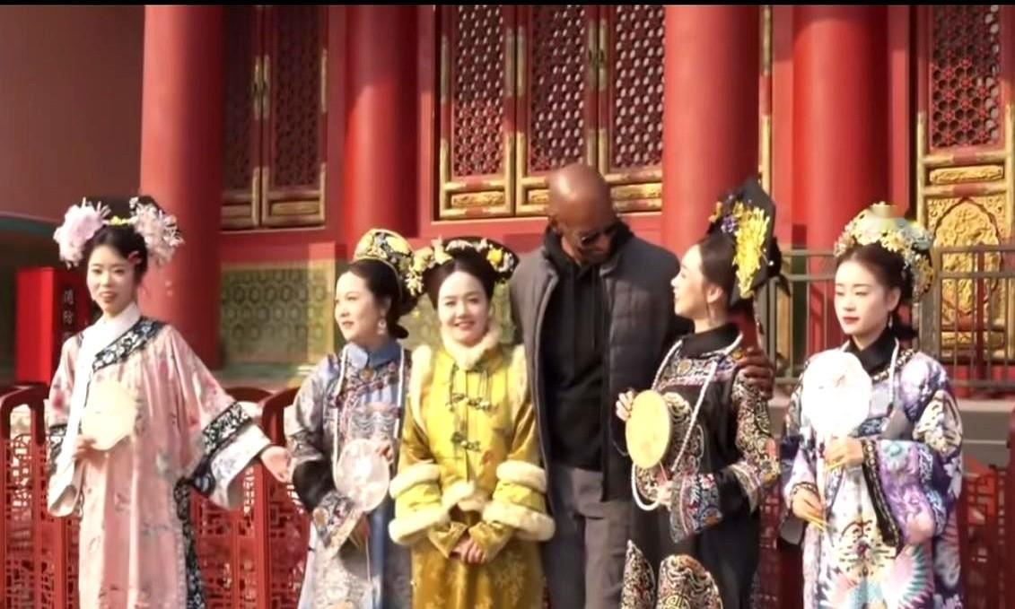 “故宫红墙前，她一把抱住黑人游客，笑得比阳光还亮——下一秒，这条直播切片就冲上了