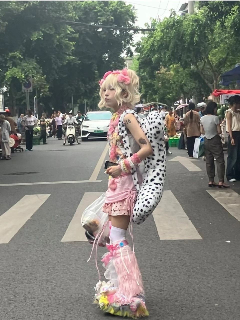 她不会是觉得自己很潮流吧[？？？]​​​