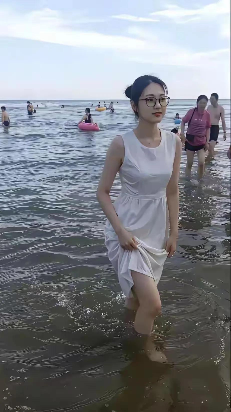 这么好的一张照片，如果没有左后面那位光膀子大叔出现，那该多完美啊。