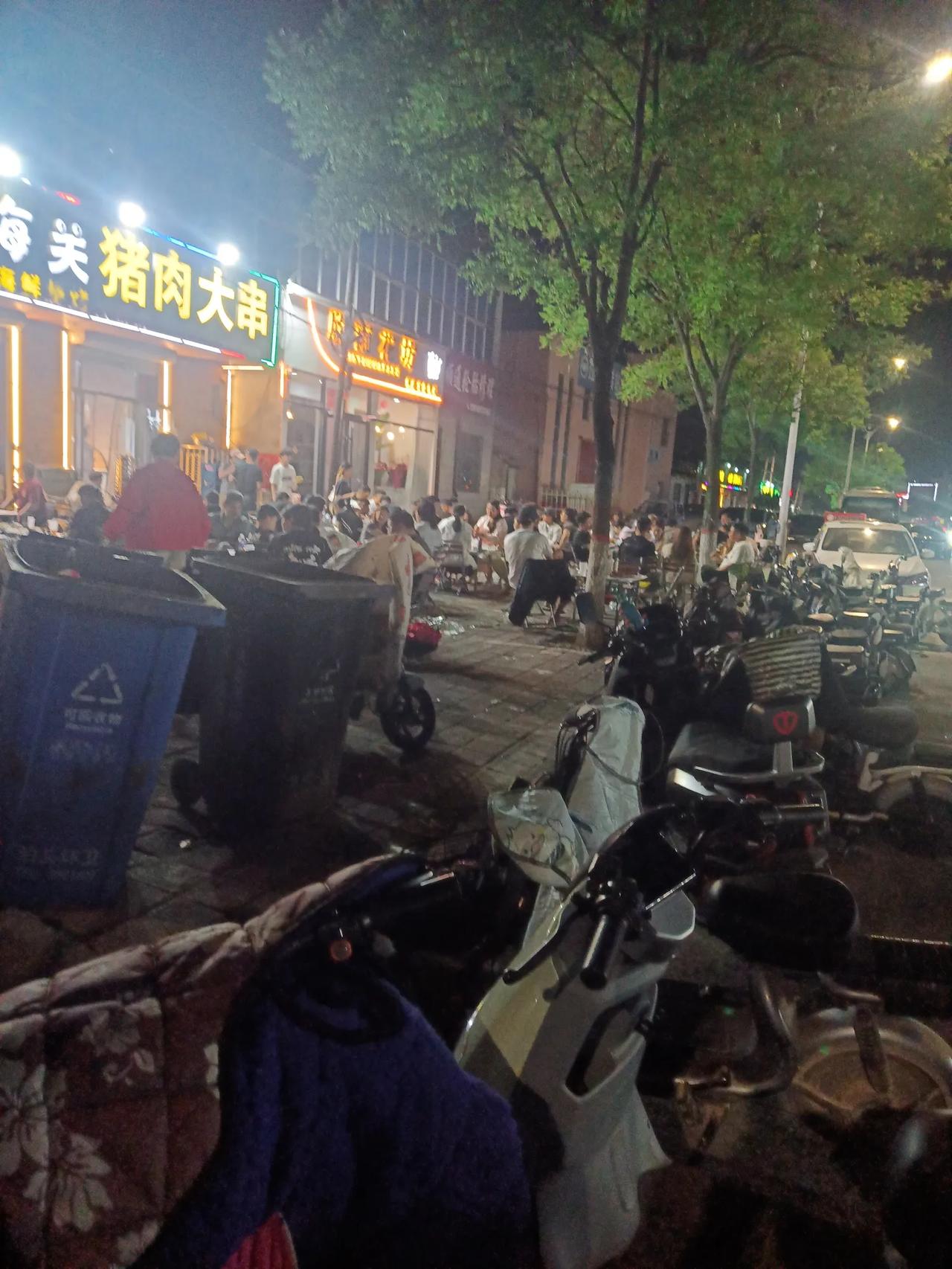 说到底还是儿子没本事！我们村的老王，前几天娶的儿媳妇，只花了十几万块钱！楼房