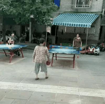 中国乒乓球水平高是有原因的，看这两位街道大妈，攻防水准都十分了得