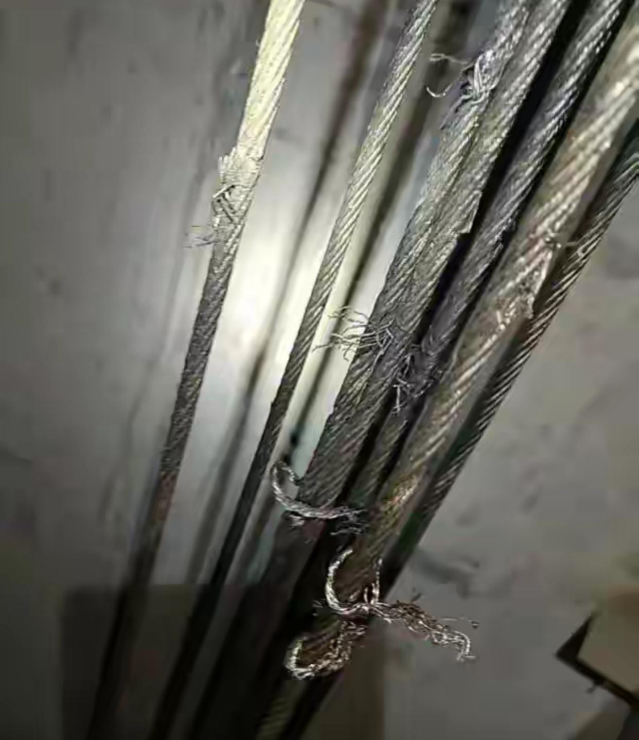 23部电梯的钢索在不为人知的夜里被割了，维修师傅一看两腿都发抖，第一时间不是维