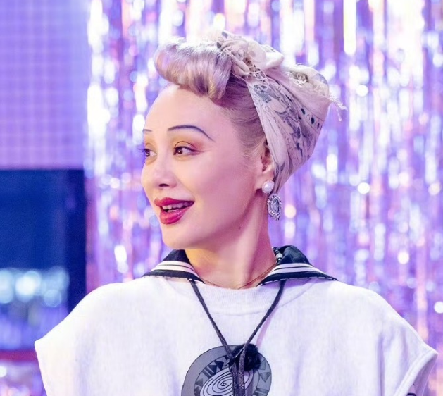 许久没有消息的宁静冲上了热搜只是没想到的是，这一次她被扒出了一段现身张杰演唱会