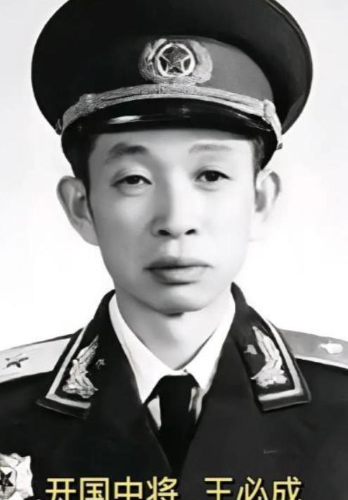 1943年秋，金坛县城大街上，一名侦察员看到了被俘的团长诸葛慎。穿绸衫，缓步而行