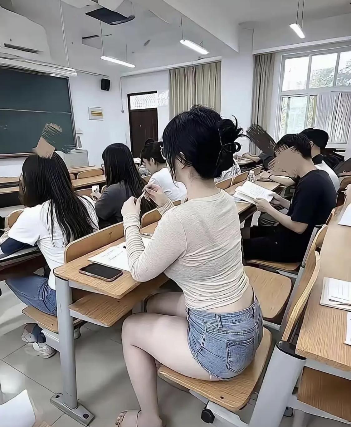 在家长会这样的场合，这样的穿着合适吗？[捂脸哭]
