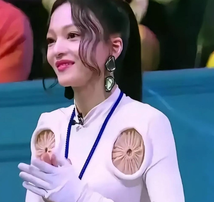 张韶涵这衣服太有创意了，是受到汤包的启发吗？