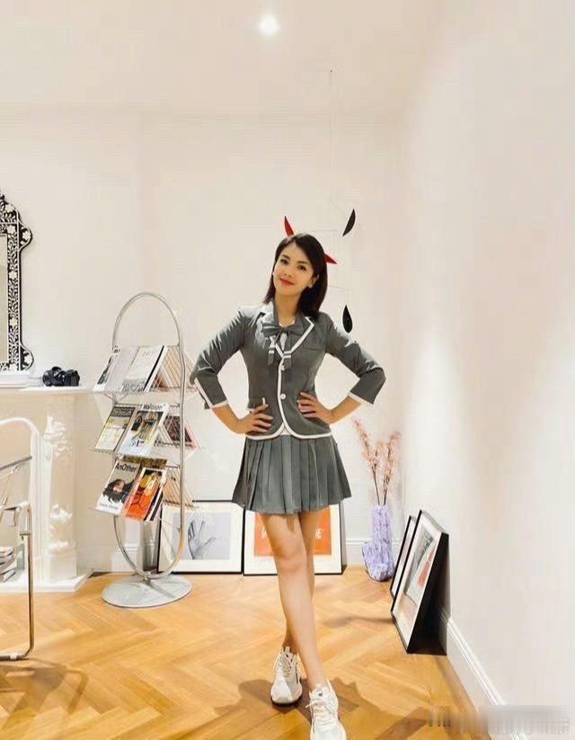 刘涛穿S码女团百褶裙这事儿太惊艳了！她穿上那百褶裙，瞬间就有美少女的感觉了。要知