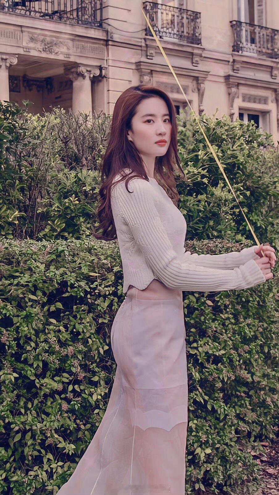 刘亦菲少女心户外写真