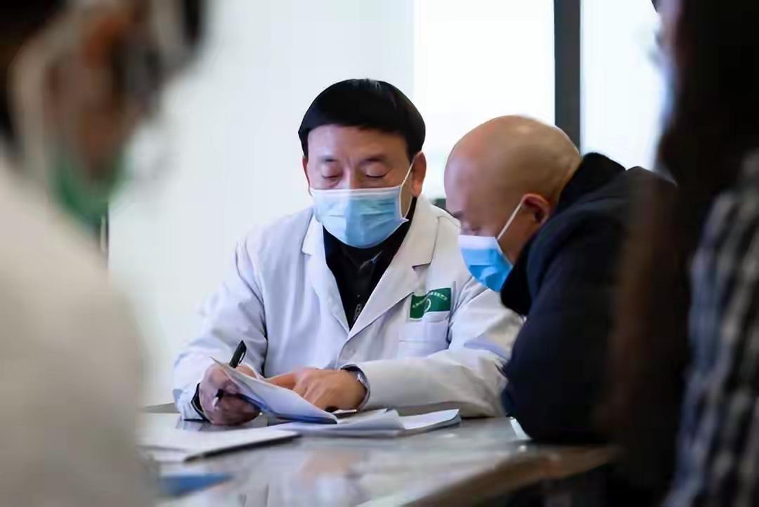 肾脏是人体重要的排毒器官，它出问题时身体会发出不少求救信号。从尿液能看出端倪，