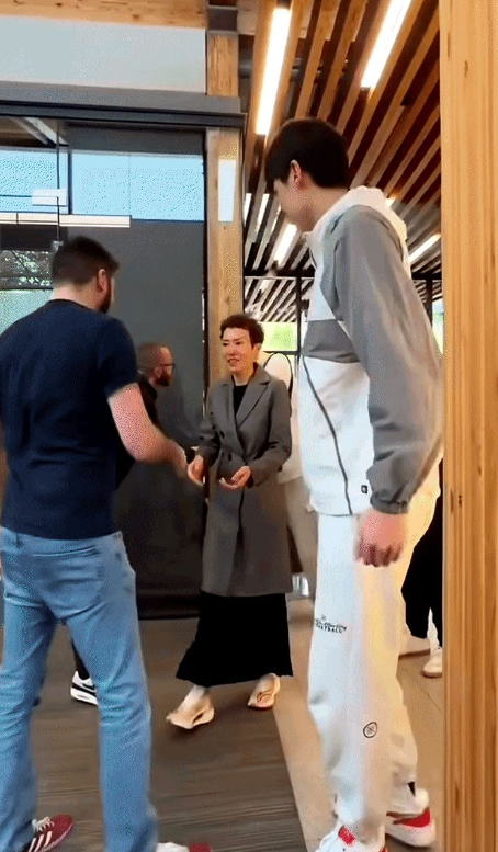 杨瀚森父母的握手方式，都是早早伸出双手来，迎上去，双手握手，弯腰点头……杨瀚森一