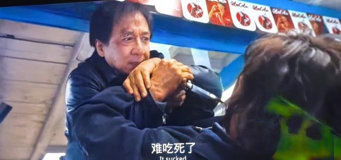 真的很佩服成龙，70多了还能拍动作戏。虽然他背也驼了，罗圈腿更严重了。但打戏还