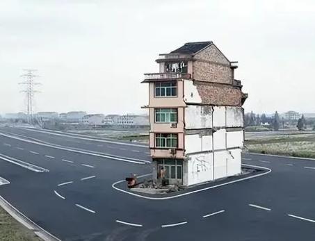 2003年，上海钉子户放话：“没有六套房加一个亿，休想让我搬走！”他坚守了14年