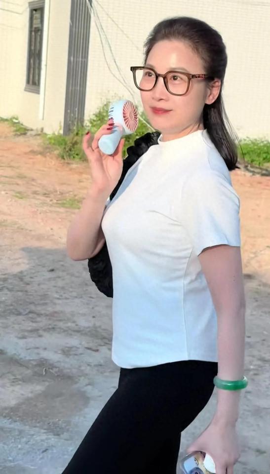 56岁前TVB女星下乡唱粤剧，素颜美到犯规！女儿神似王祖贤+李嘉欣，网友：快让闺