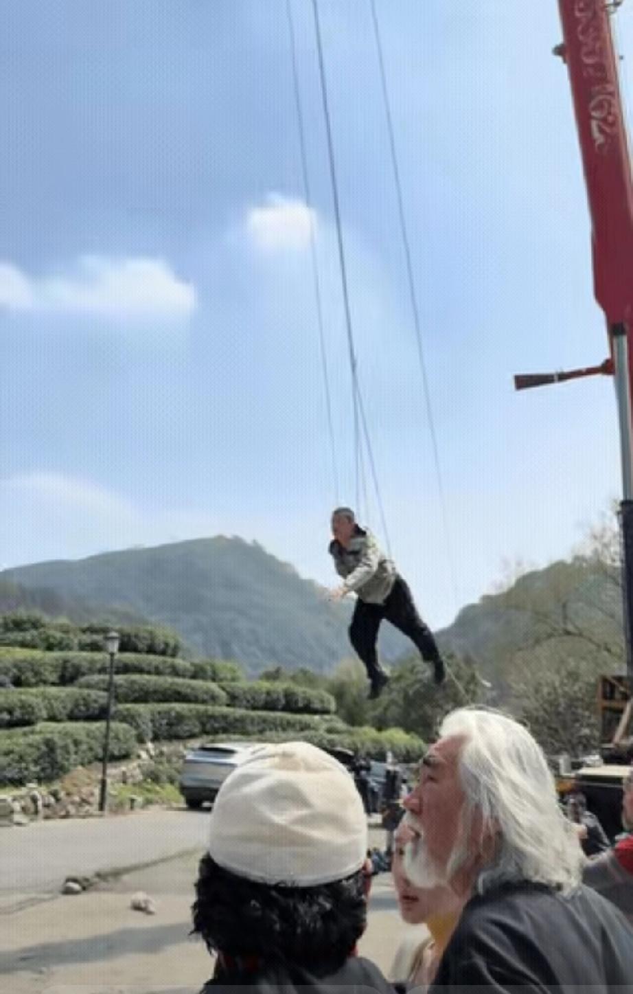 爷青回！张纪中再邀李亚鹏拍戏，吊威亚亲身上阵侠气不减张纪中再度