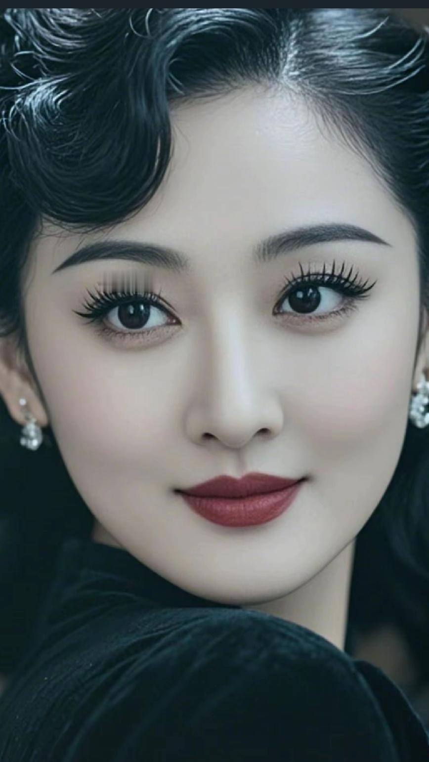 这是一位妆容精致的漂亮女生。