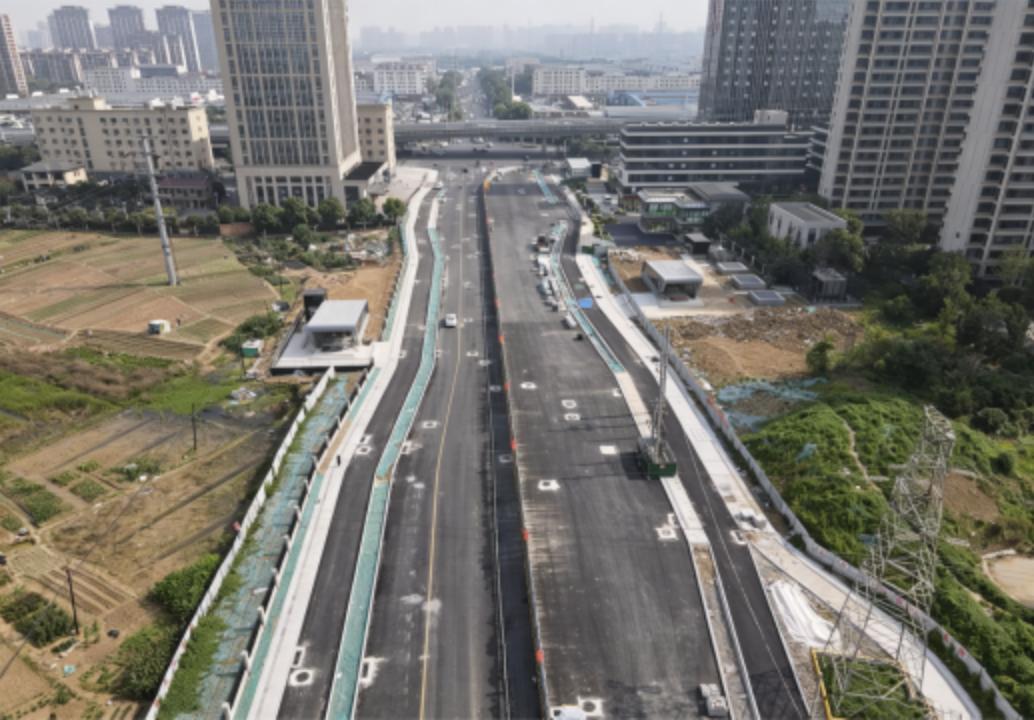 近日，市重点局更新钟油坊路（裕溪路—滨河路）工程建设动态，该项目作为合肥东部新中