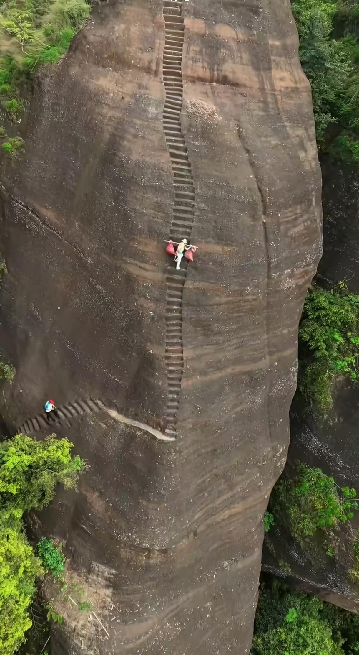 绝壁天梯，是真的，在广东韶关仁化县丹霞山·破军寨天梯。这样的路非走不可吗？看得脚