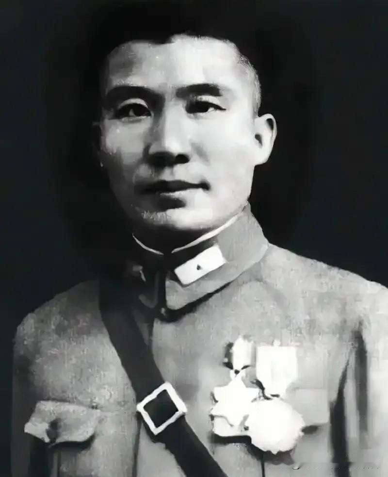 1941年高安血战，日军违规释放毒气破城，王耀武看着遍地尸骸拒不撤退：必为牺牲弟