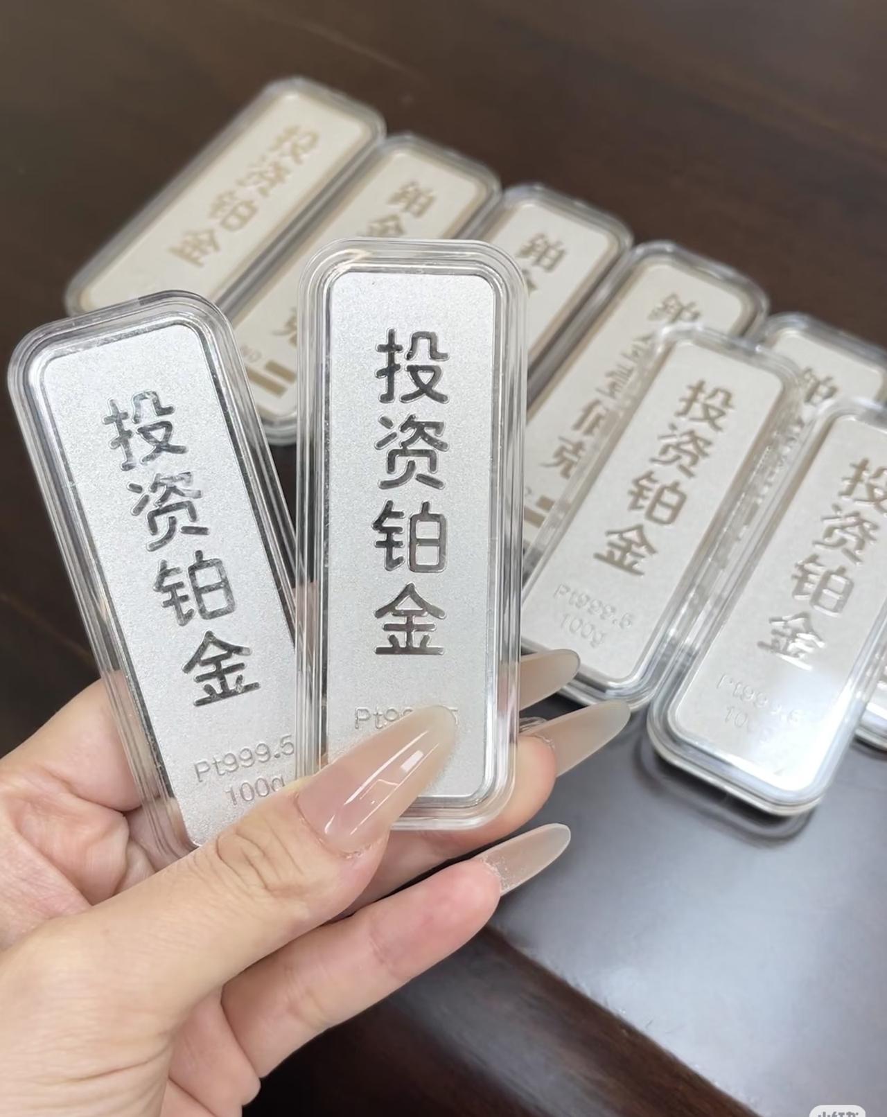 2015年时，银价大约8元一克，那时候大佰一下买了100公斤的银条，我爸也买了1