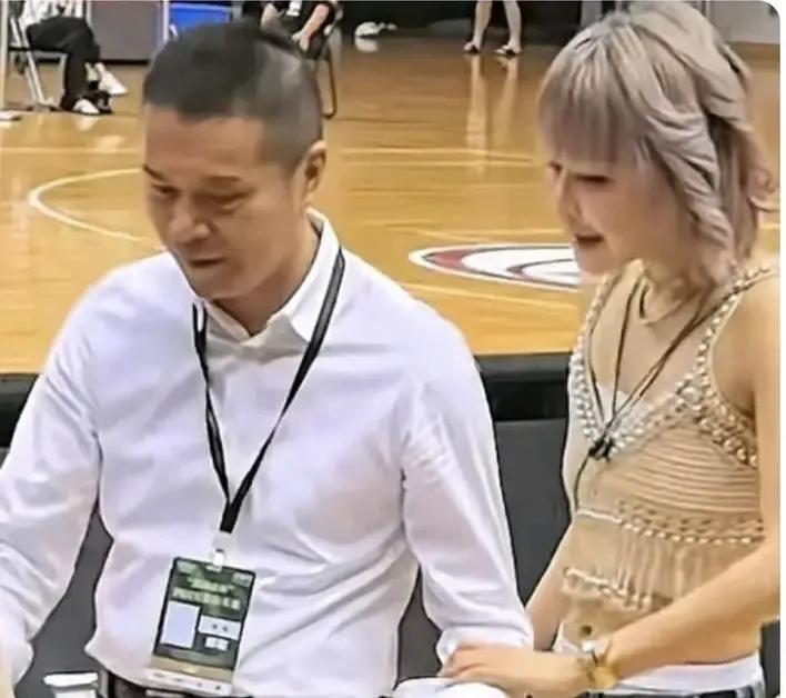 人美心善情商高，广东宏远老板陈海涛老板娘娘吴迪无条件支持教练广东宏远老板陈海涛