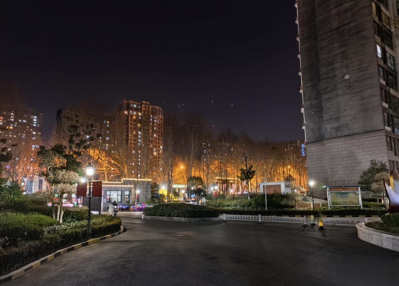 明星玩不转，董宇辉一年卖掉210亿也踩坑，直播带货的命门，藏在一句话和一块肉里。