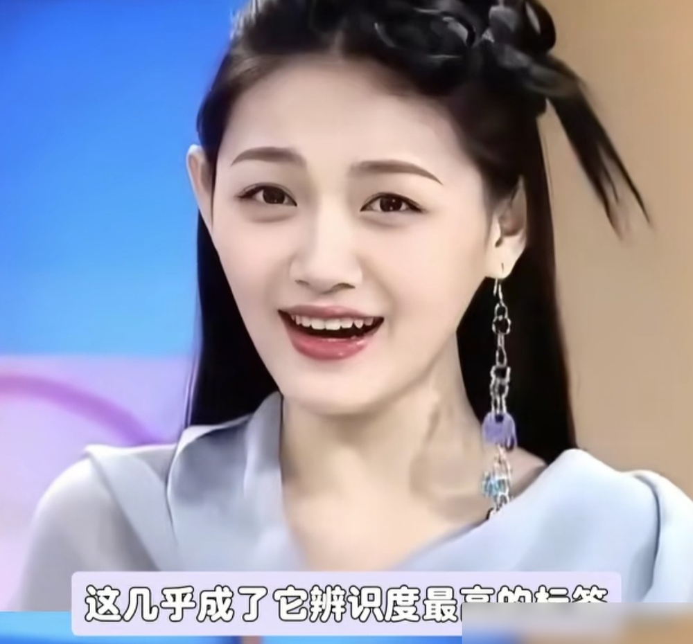 大S脚趾戴戒指上红毯那会儿，内娱女星还在拼谁裙子蓬。她头发里编碎钻，脚上套环，镜头怼脸也不躲，那股我