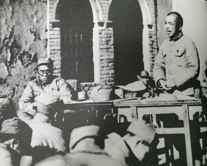 1939年10月，彭德怀在山西武乡十八集团军干部会上作报告，旁边坐着朱老总。彭老
