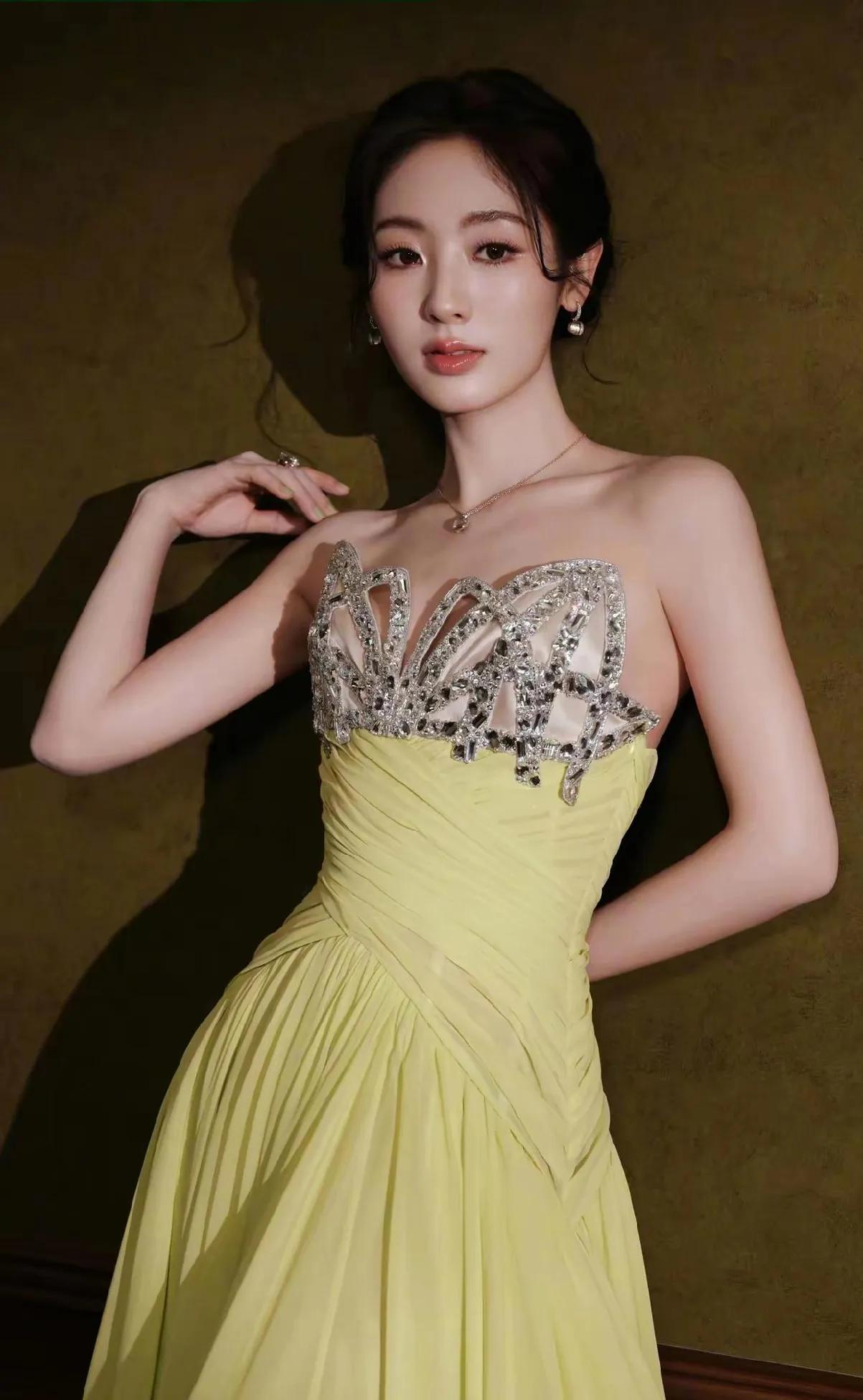 💡祝绪丹同款春日感礼服太绝了！明亮黄调显白又元气，碎钻点缀精致不浮夸，小个子