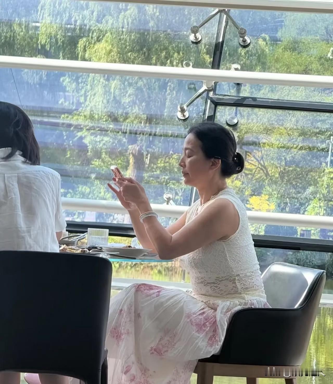 刘亦菲妈妈67岁状态，登上热搜！有网友在北京餐厅偶遇刘晓莉和友人聚餐，生图直