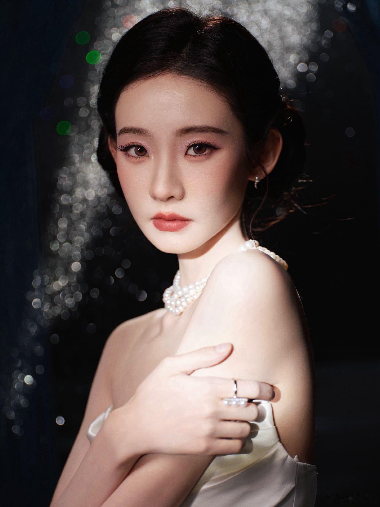 张艺凡在线等一个建议微博之夜这顶帽子太吸睛了吧，戴上它宛如从古典画卷中走出的孤