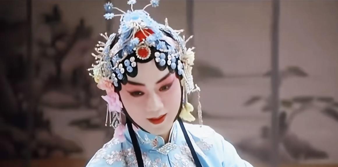 一部《戏台》，被余少群的魅力折服了。再来审视李玉刚，他与余少群相比，一一个是省