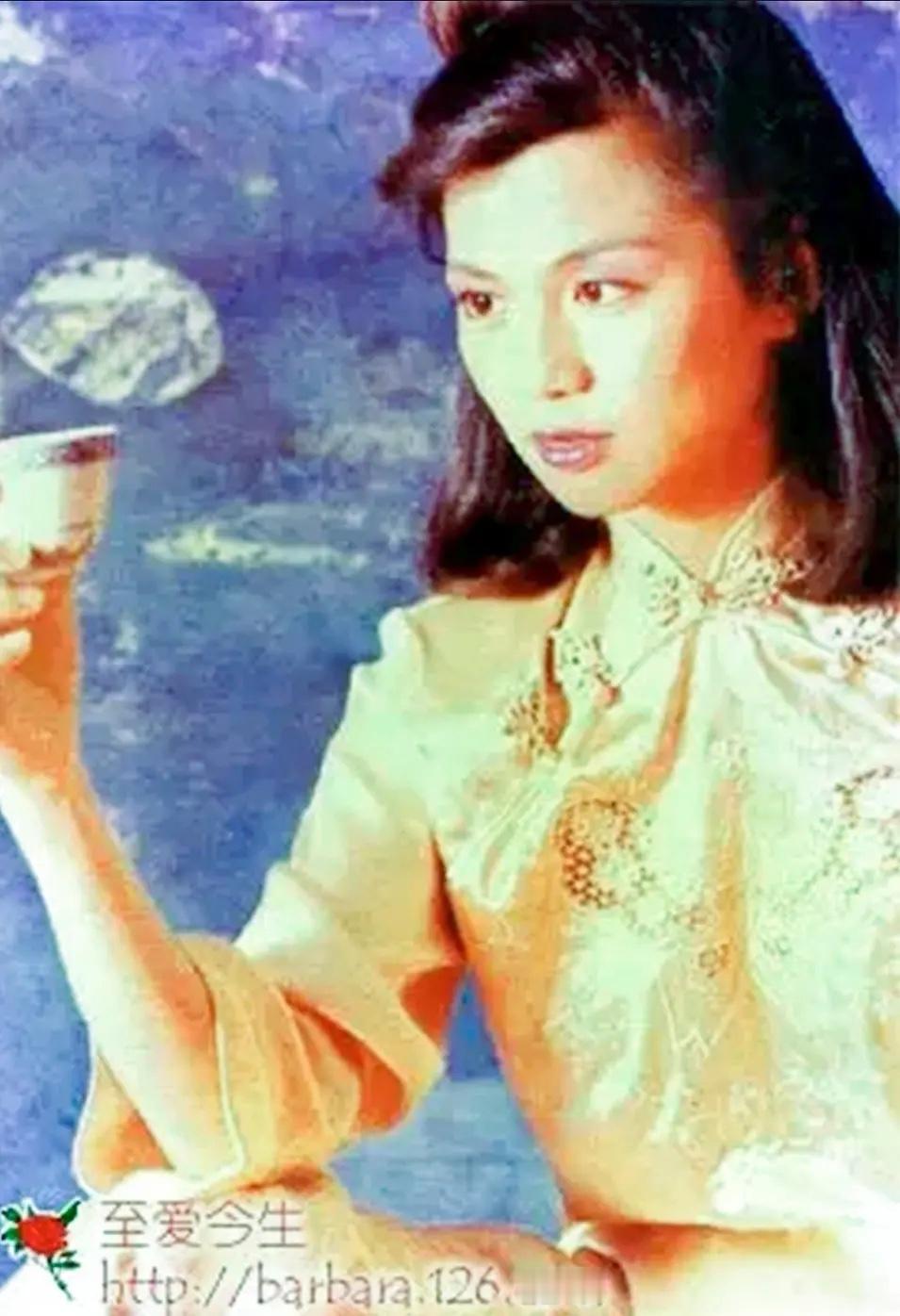 翁美玲美照📸时光的河流带不走你的风华浅黄衣衫，映着月光你在记忆深处，依