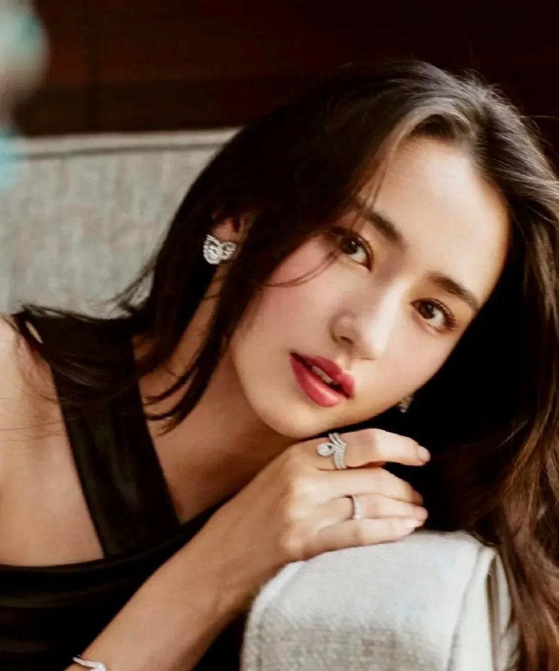 这样的颜值算几千年美女？肯定不止4000年吧。她的出现，让人眼前一亮，估