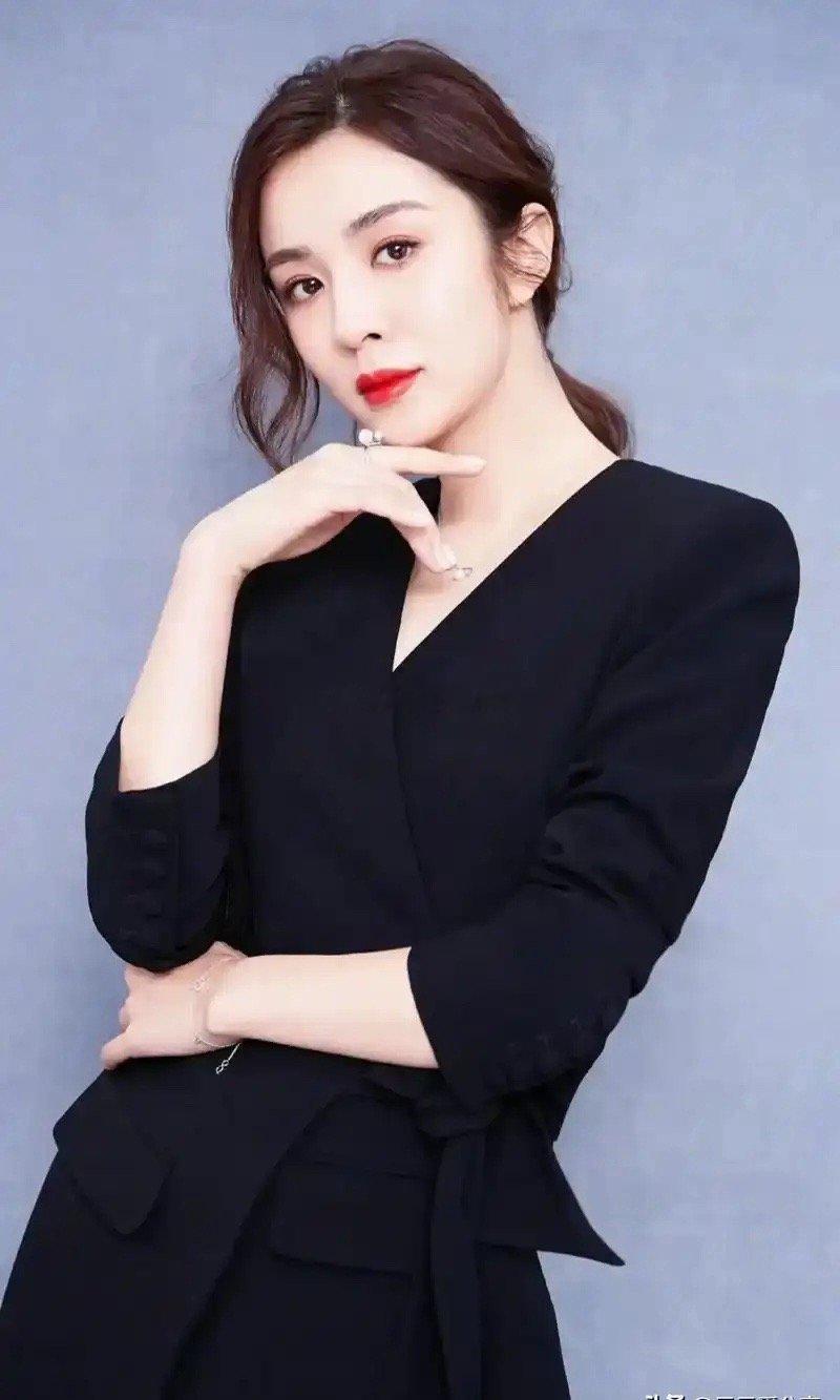 观众认为王晓晨有双下巴显老，把米兰演丑了，张艺谋说，为什么选王晓晨来演米兰，一是