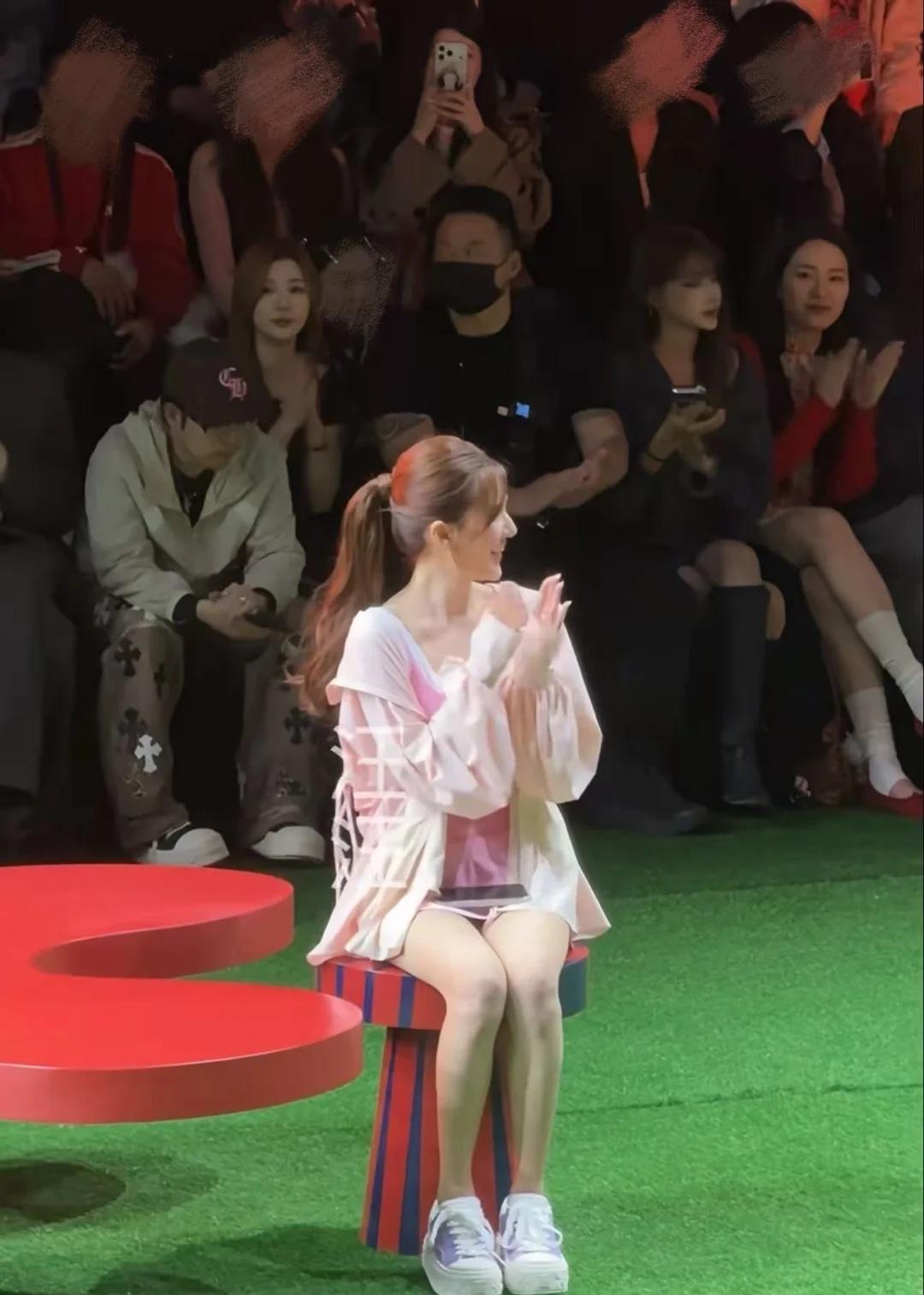 第一张无奖竞猜🈴💜🤏🏻赵露思我可以是任何合照赵露思