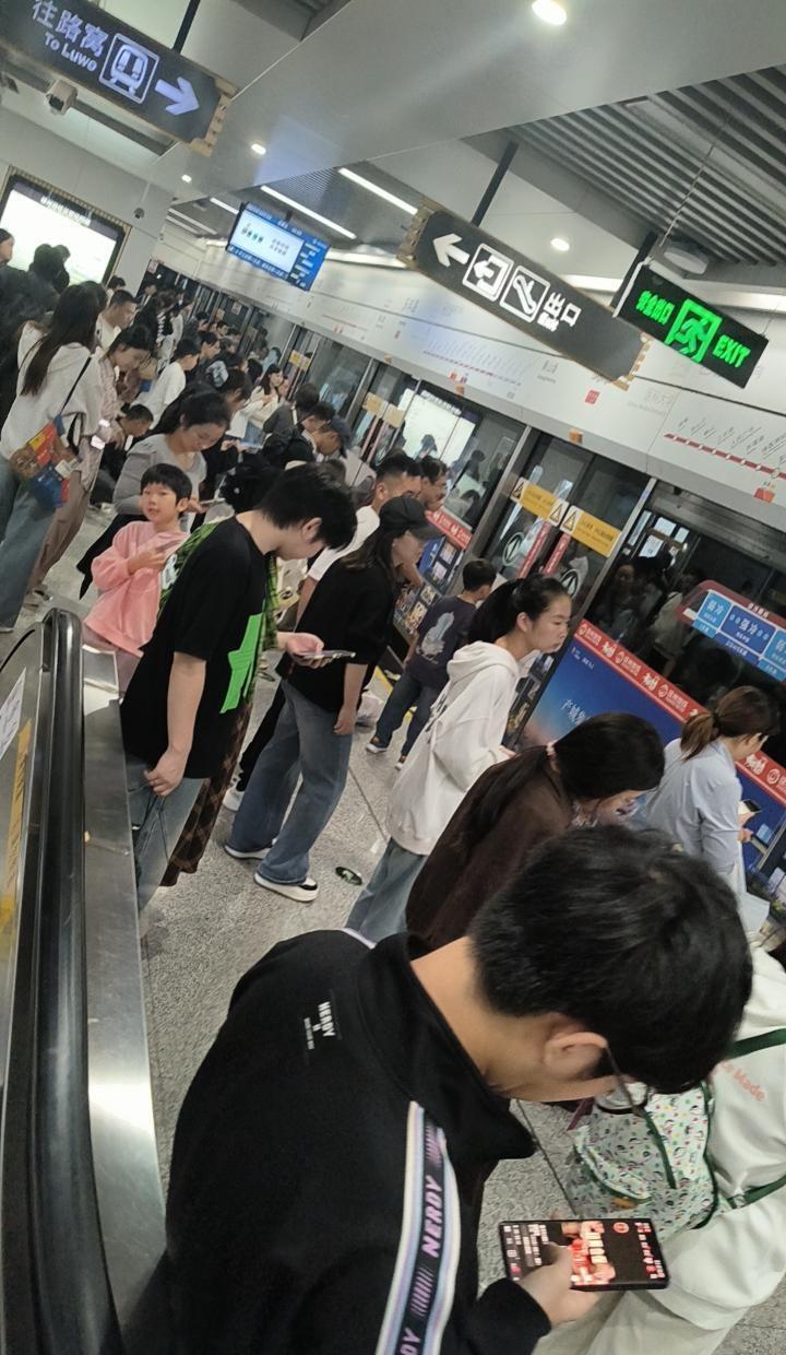 网友：2025年10月3日，（国庆假期第三天周五），15:55分，徐州地铁一号