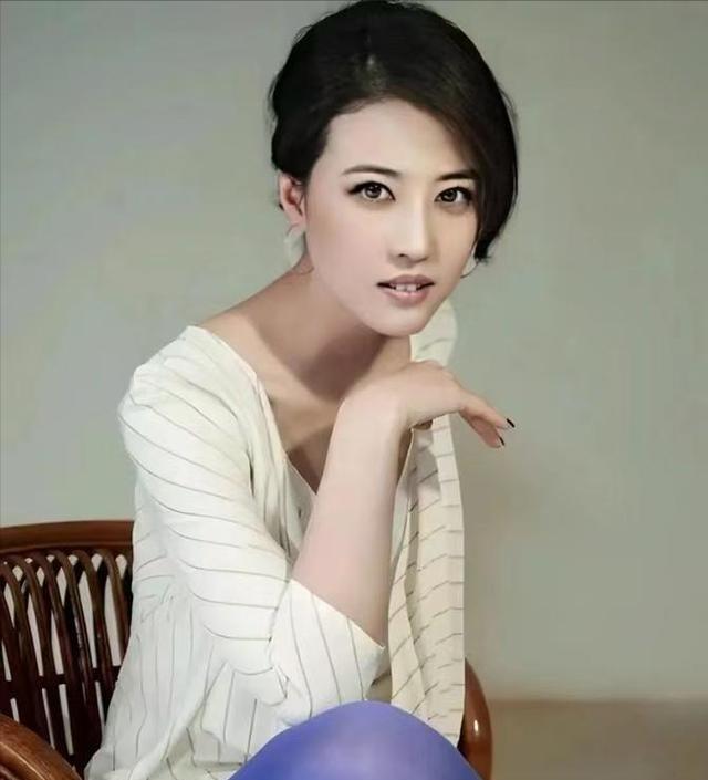 1990年，吕良伟父亲大骂：“你老婆周海媚天天睡到12点，这么懒的女人，也不伺候