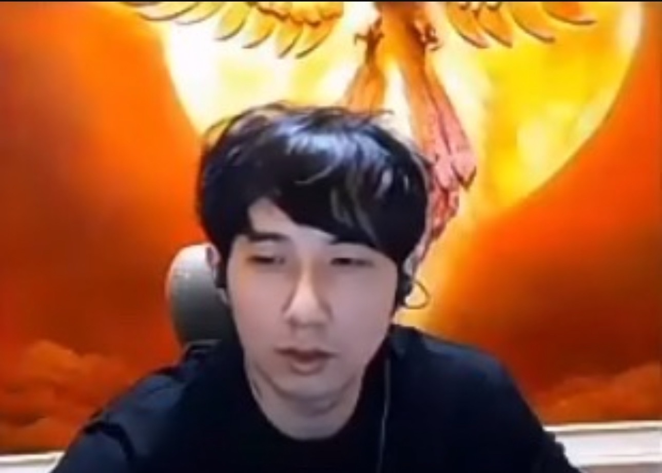 蒜头：森哥还在国内，因为他想更专心的打天梯。XG还没有训练，大概十号吧。哥哥还没