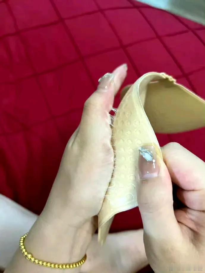 这辈子打死也不当伴娘了！来回的飞机票都得自己掏钱，到了地方也没人来接，最后还